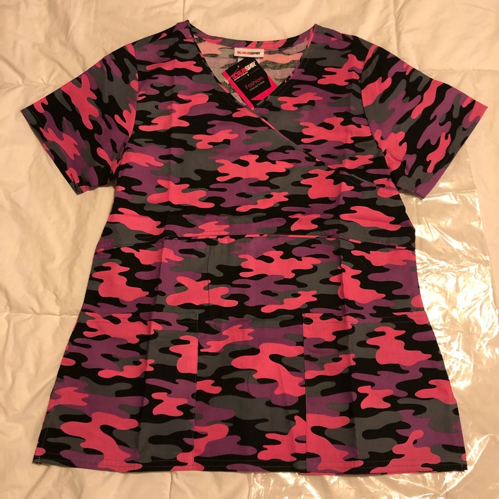 NWT and in bag Scrub Star camo top, size XS💗💜